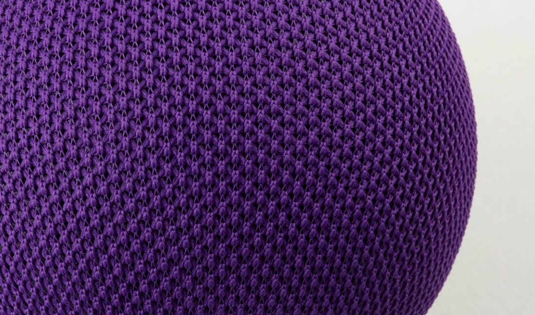 本体は布でくるんだようなデザインで高級感がある