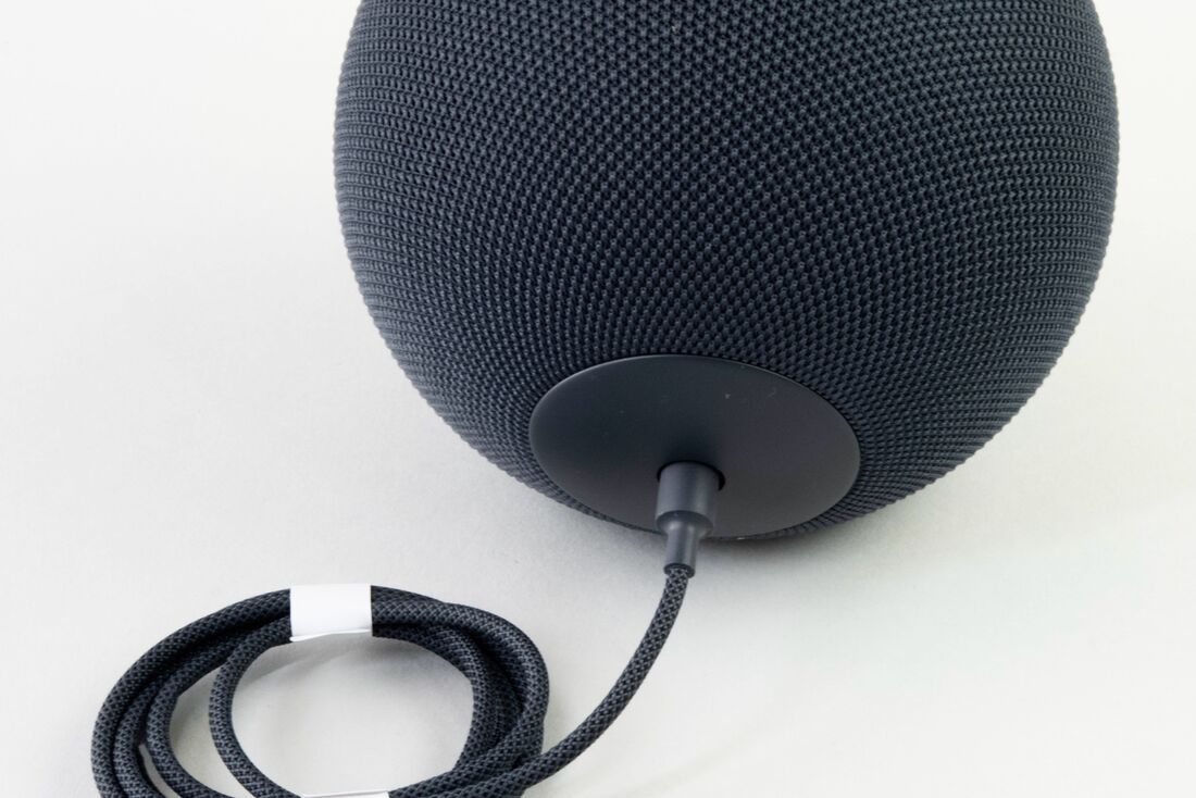 接続するのも電源ケーブルのみだ