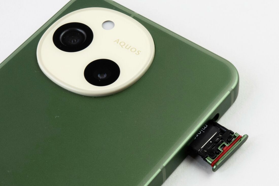 SIMトレイはツメを引っかけて取り出せる