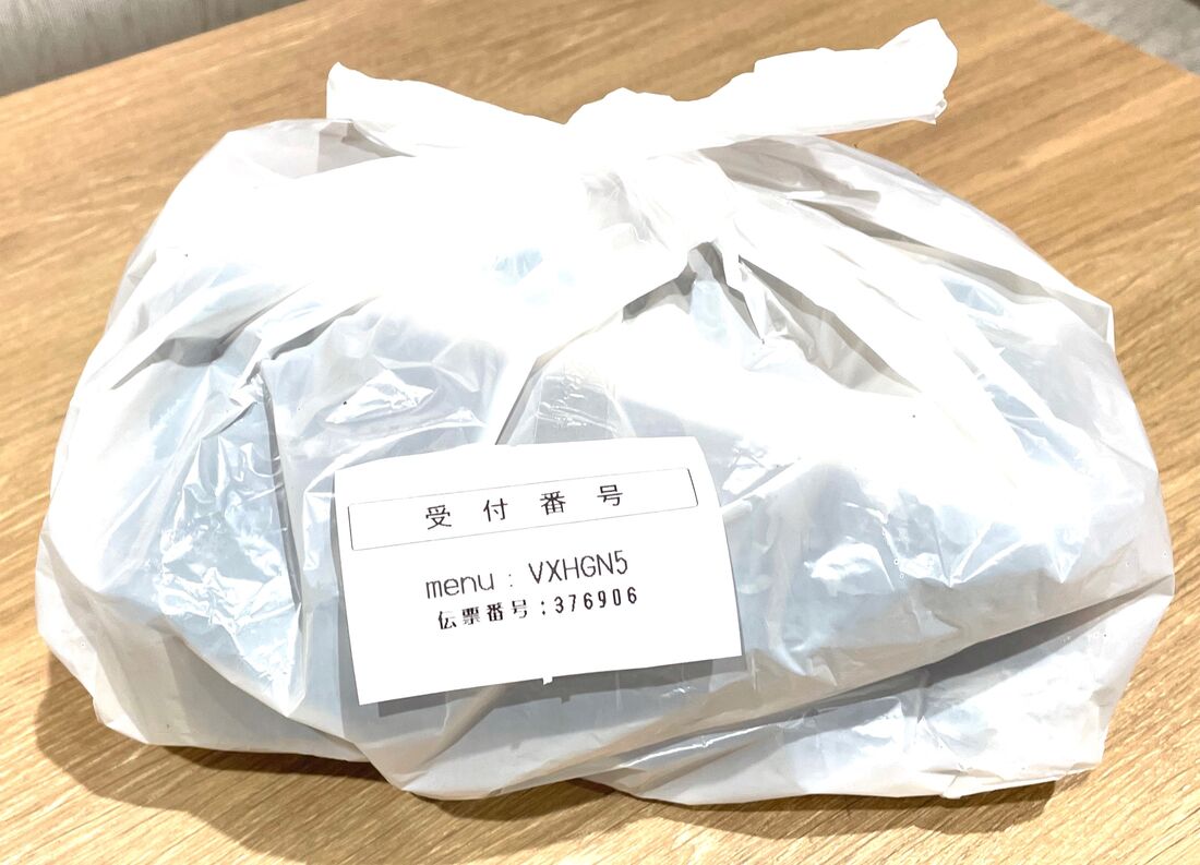 配達員から受け取った商品