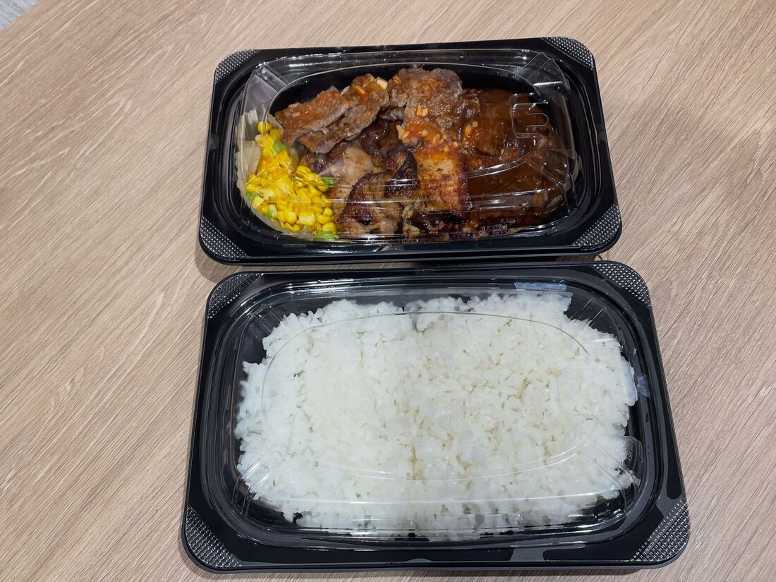 おかずとライスは分けられていた