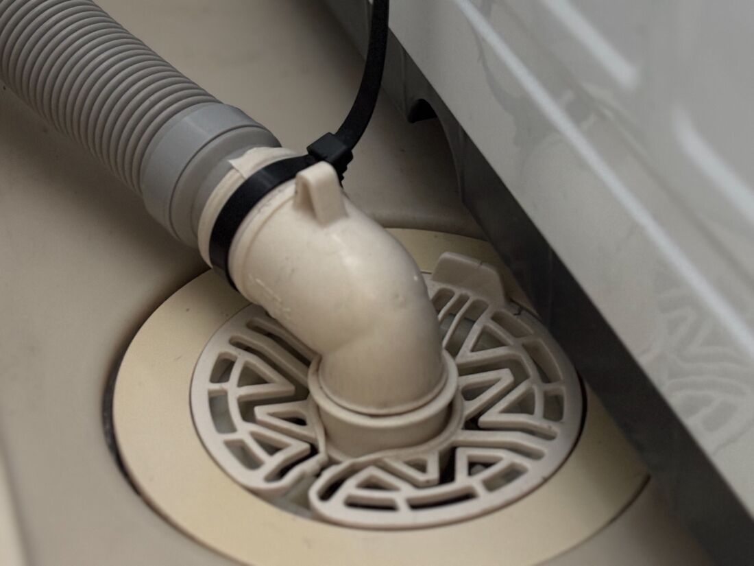 筆者は洗濯機のホースがそのまま使えず、L字の部品を当日現金購入することに