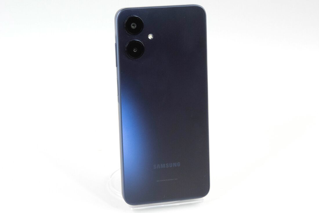 背面は光が当たると美しく輝く