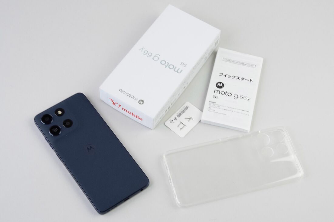 同梱物は一般的だが、透明のスマホケース付きだ