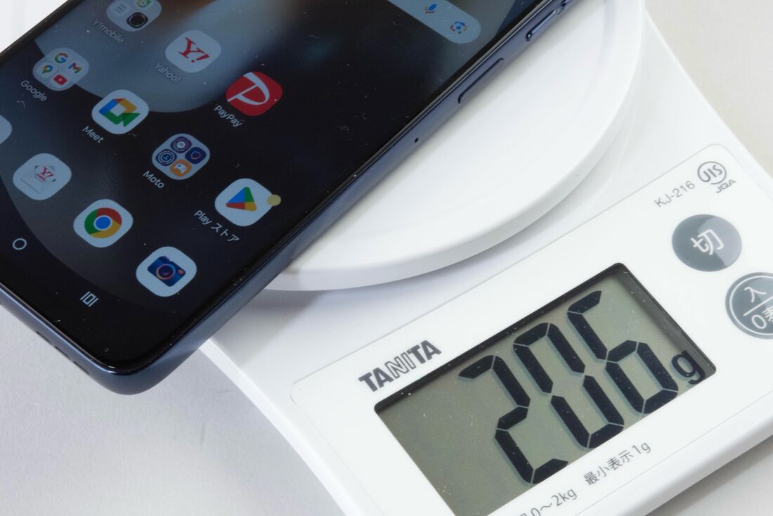 画面サイズが大きいだけに、重量はやや重めだ