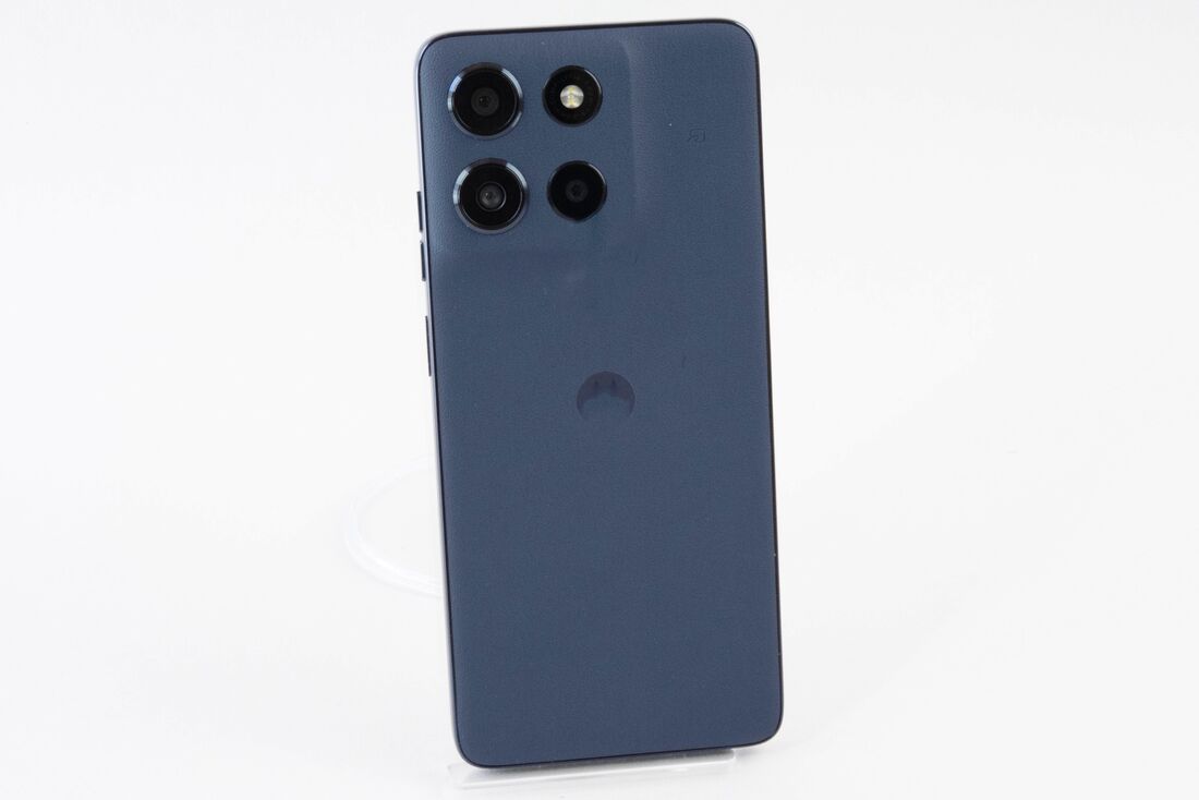 背面は革調の仕上げで手触りもいい