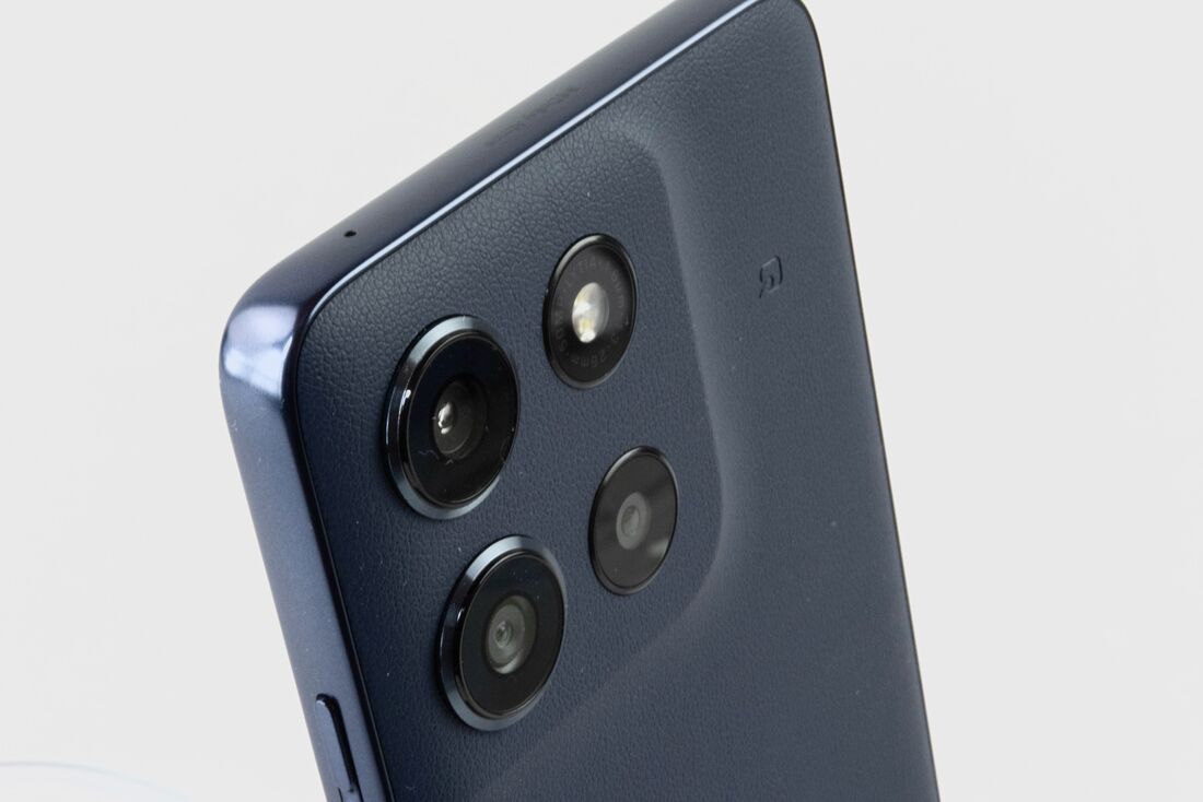 左側の上下2つがカメラだ