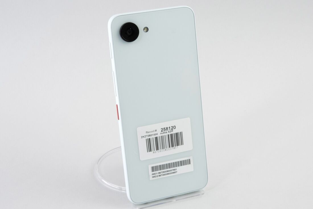 ボディーカラーは真っ白でデザインは上々だ