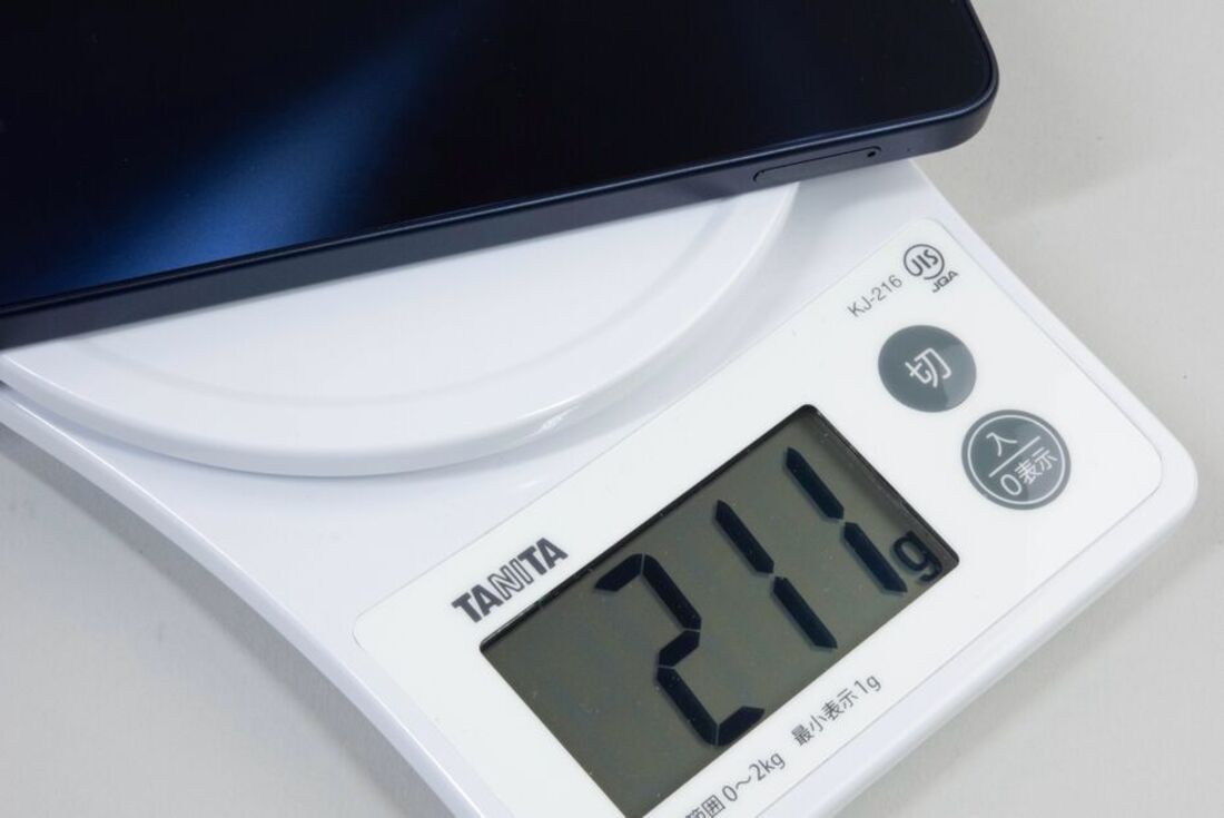 5000mAhを搭載しており、重量は200gを超えている