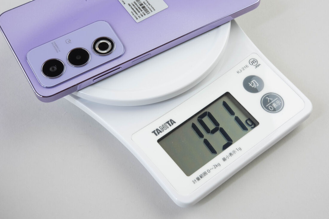 OPPO A3はバッテリー大容量の割には軽い