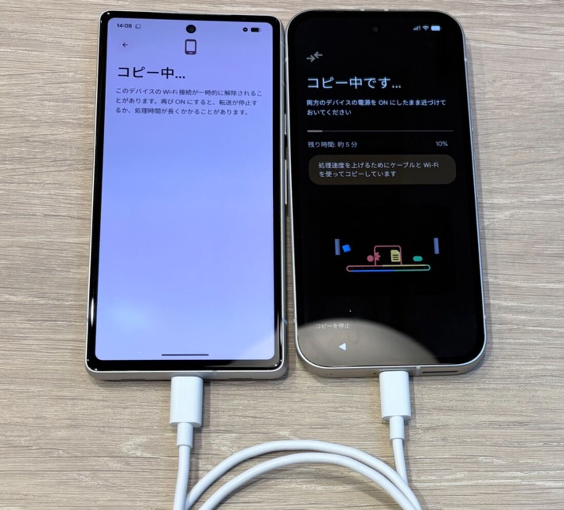 旧スマホのデータを新スマホにコピーしている写真