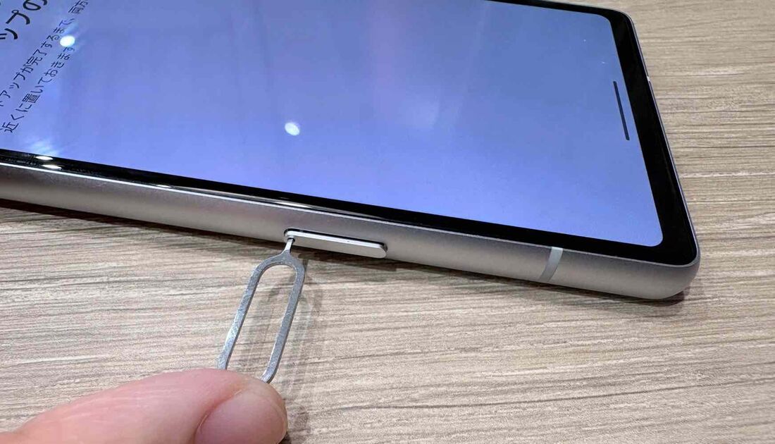 旧スマホのSIMトレイを取り出す