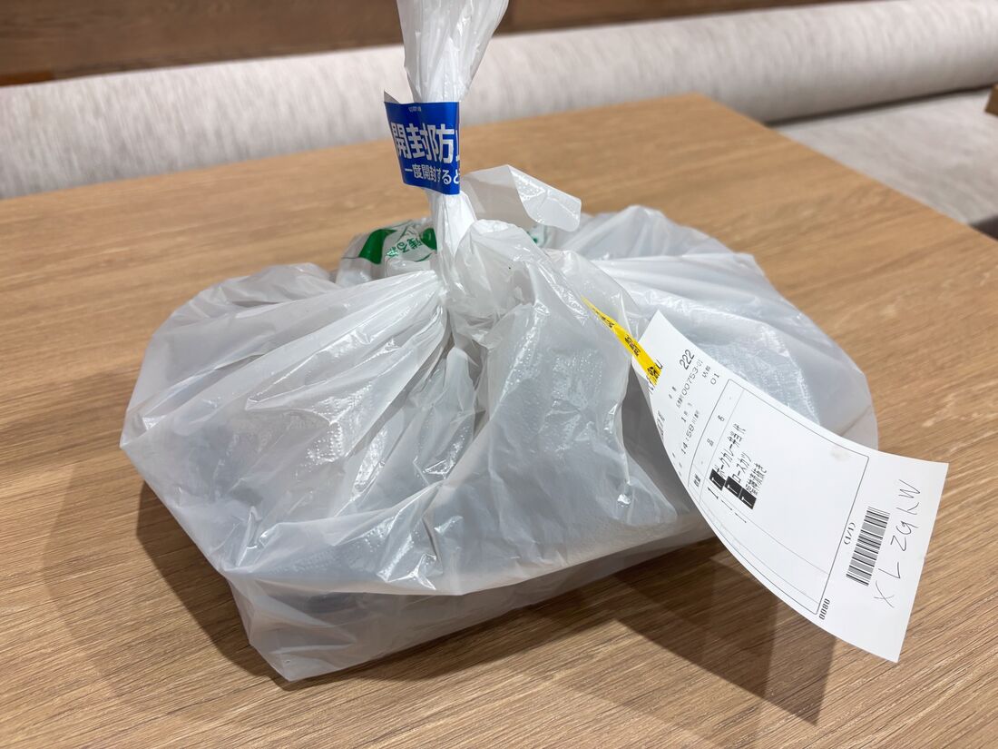 配達員から受け取った商品