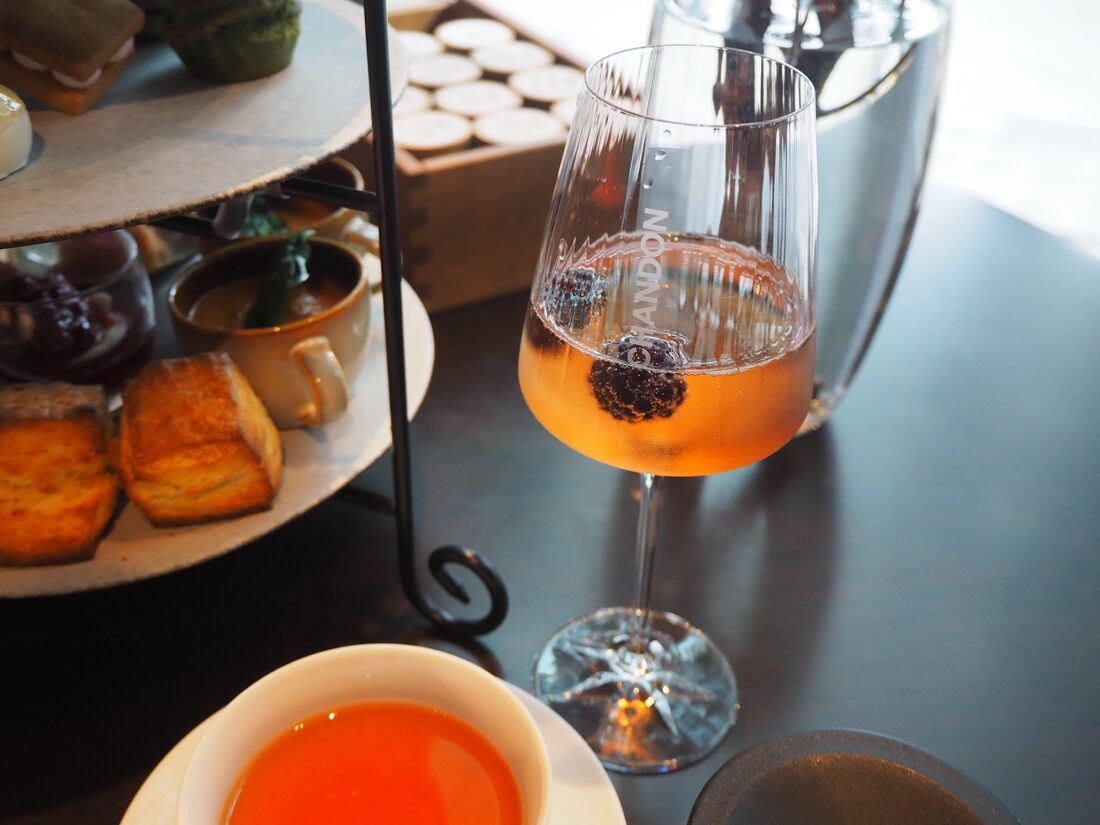 ベリーを添えた桜色のシャンドンロゼ付き（ノンアルコールもあり）