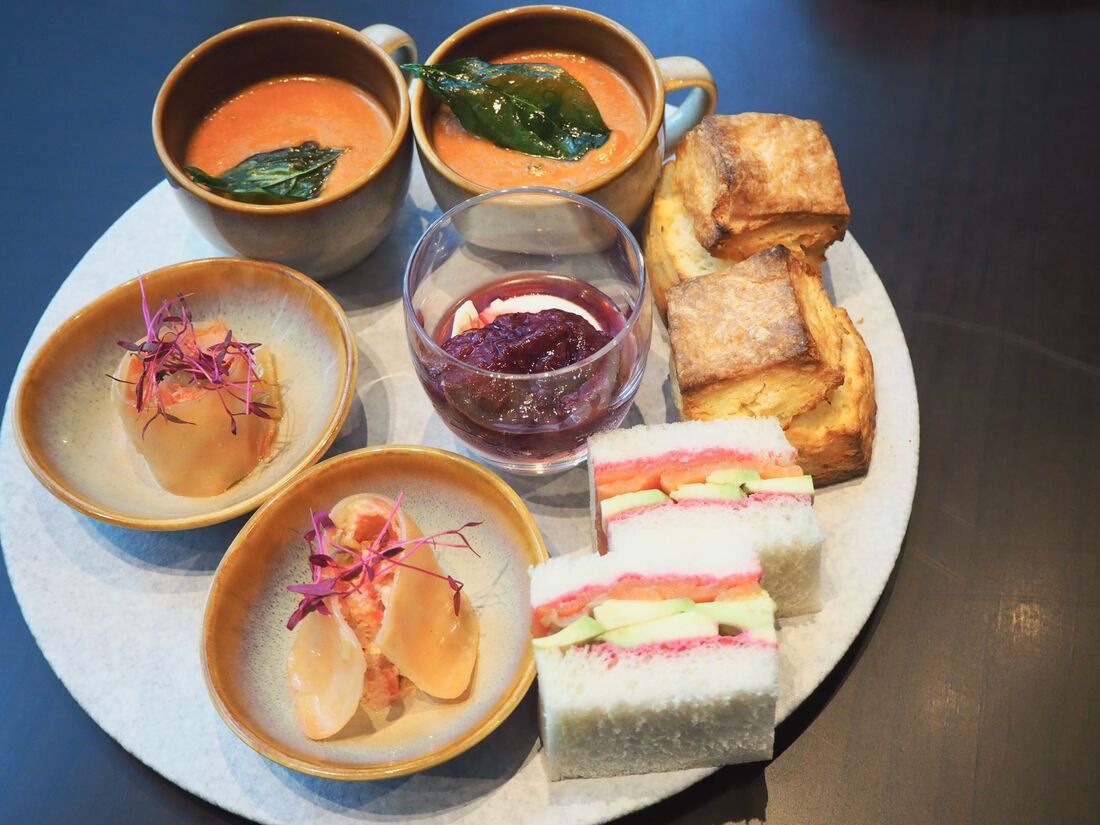 下段は日替わりのセイボリー3種と焼き立てスコーン