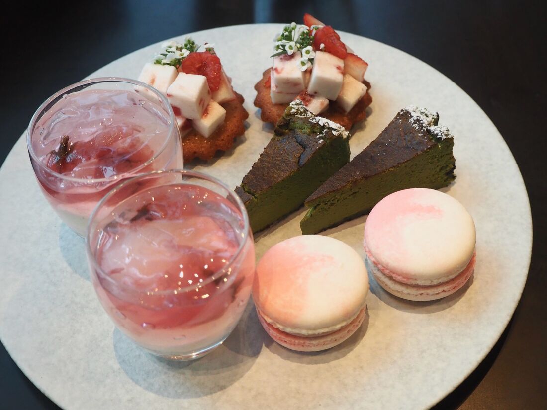 上段：（左から時計回りに）桜と道明寺粉のヴェリーヌ、桜と苺のタルトレット、抹茶バスクチーズケーキ、桜マカロン