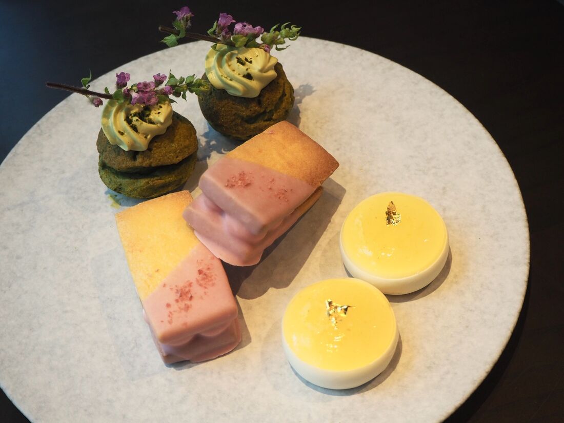 中段：（奥から）抹茶シュークリーム、桜とクランベリーのサブレサンド、柚子とホワイトチョコレートのムース