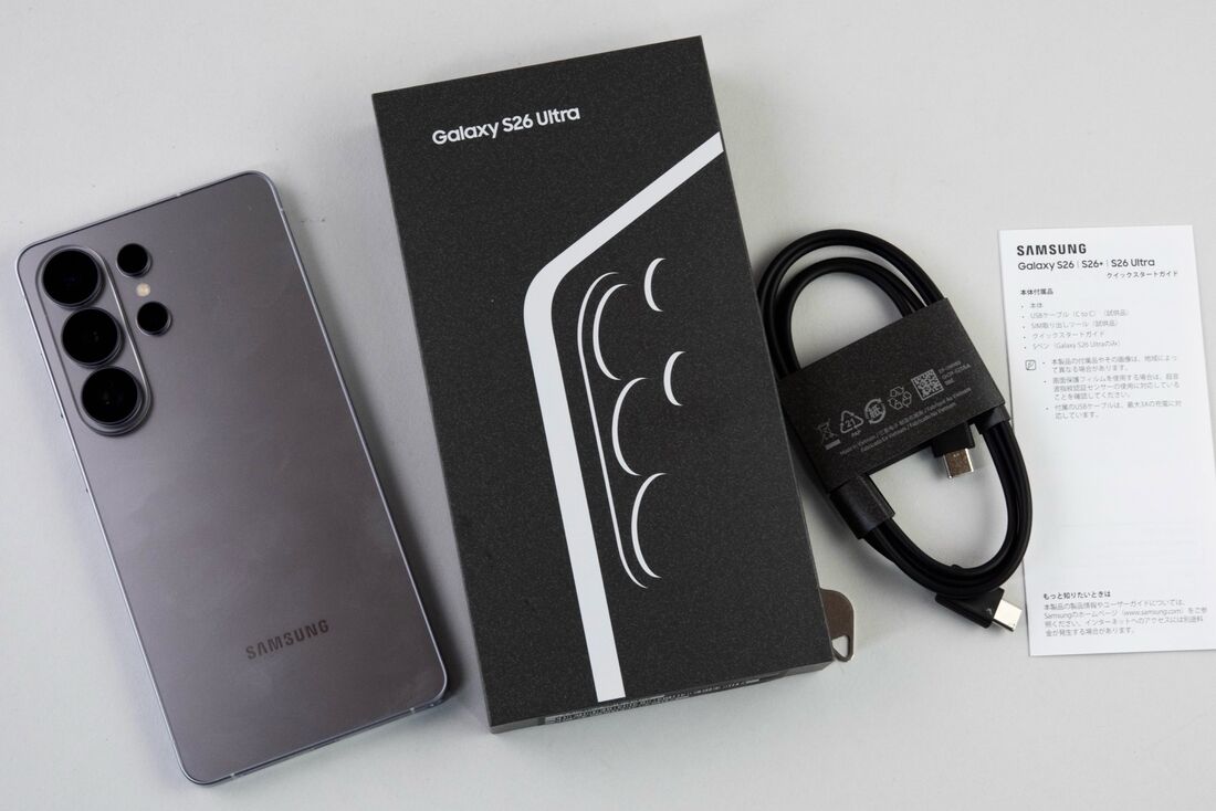 箱の中には説明書とケーブルが入っているのみとシンプル