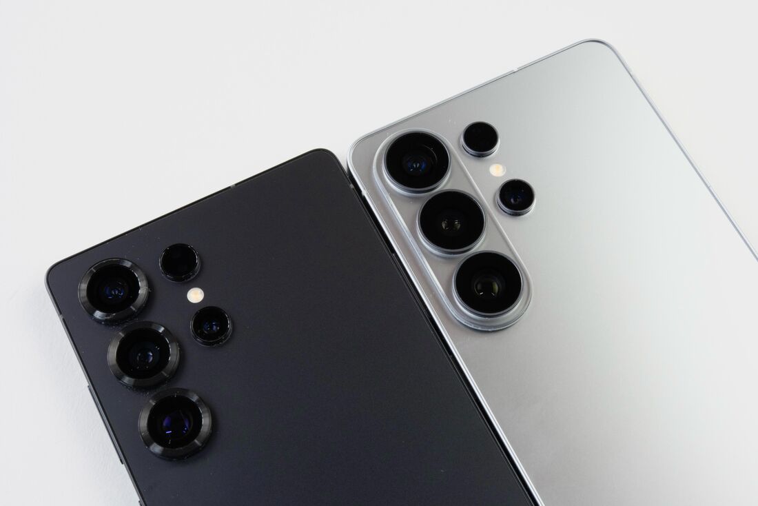 右がGalaxy S26 Ultra。カメラ部分が大幅に出っ張っている