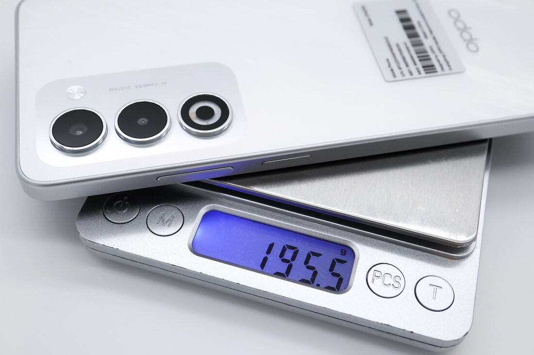 6000mAhの大容量バッテリー搭載の割には軽い