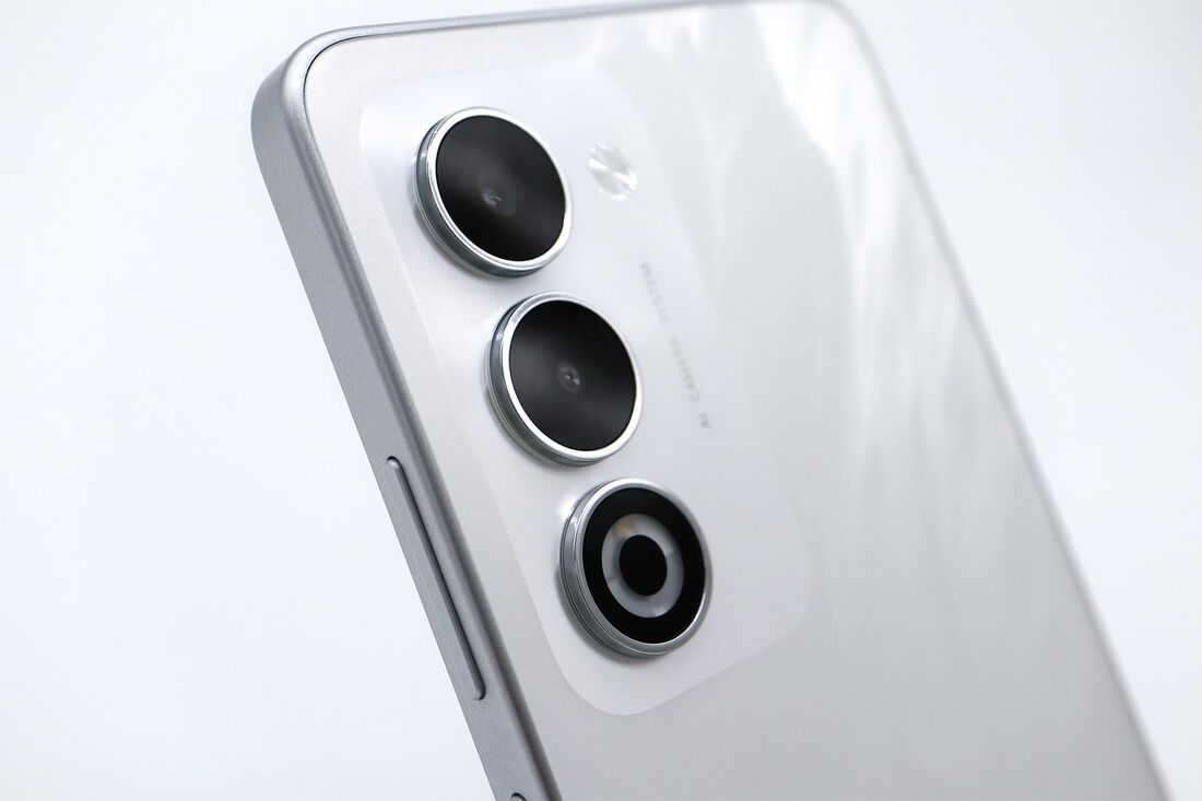 指紋が目立ちにくいマットな仕上げになっており、ベタつきを気にせず使える