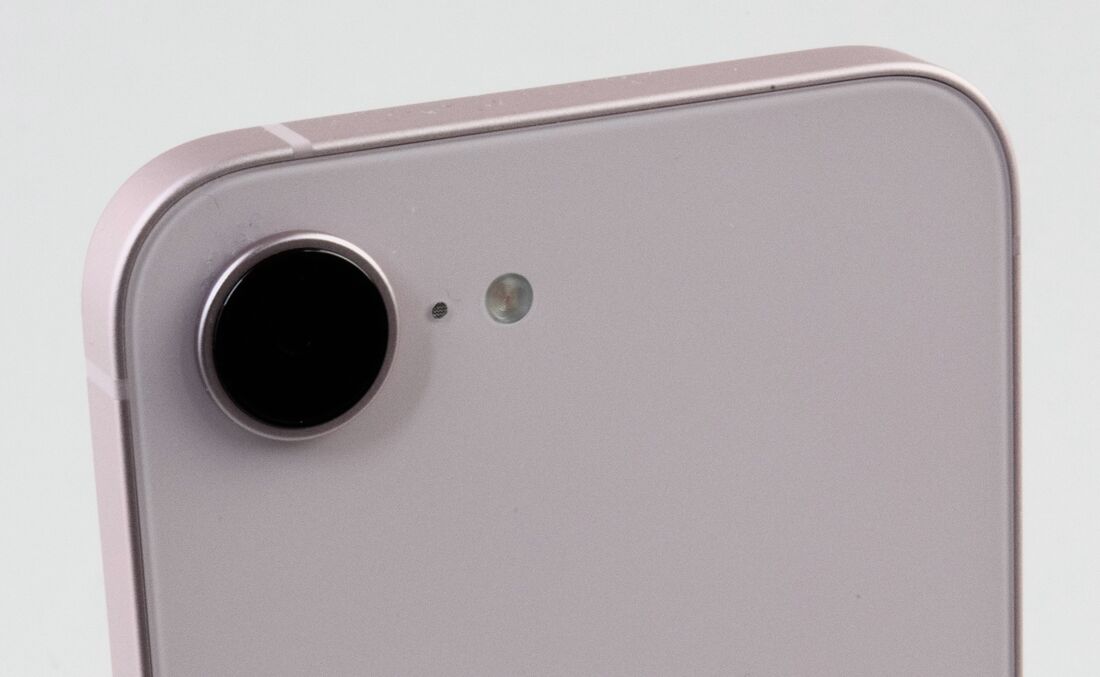 カメラはシングル。写真撮影にこだわらない人向けだ