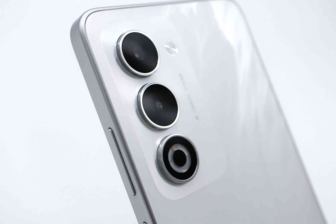 背面カメラは約5000万画素（広角）+ 約200万画素（深度）の2つ