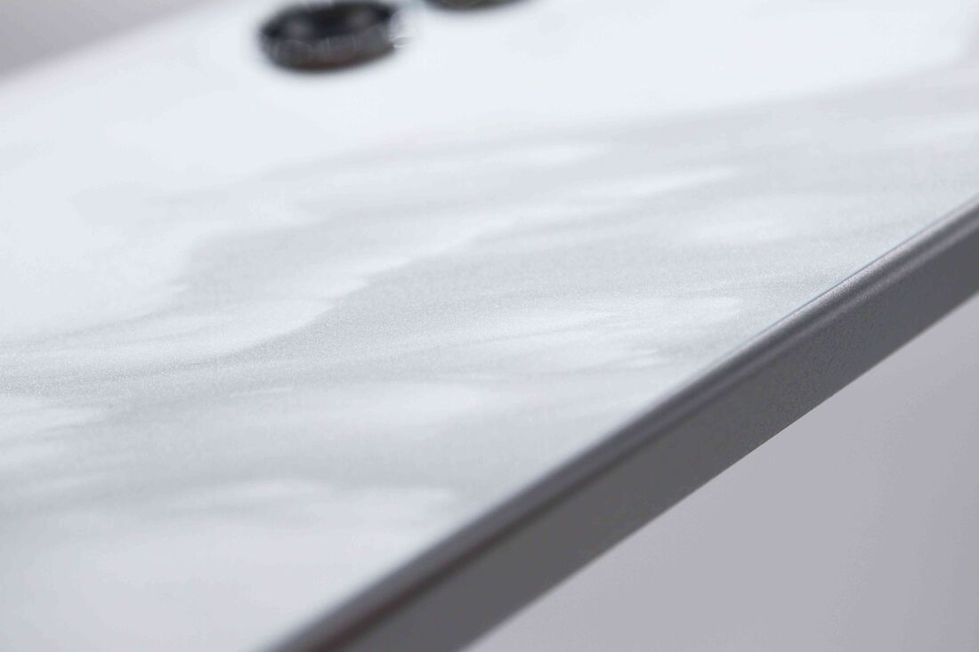 指紋が目立ちにくいマットな仕上げになっており、ベタつきを気にせず使える