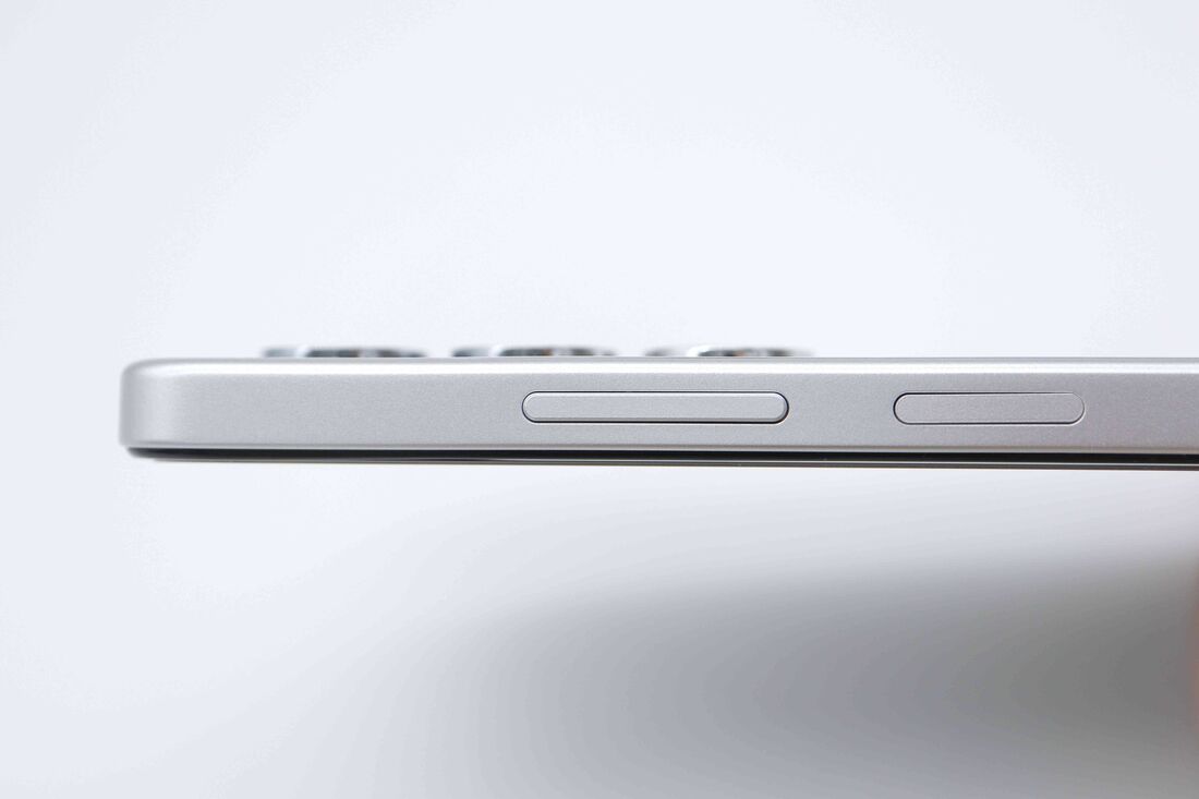 側面には指紋認証センサーを兼ねた電源ボタンがある