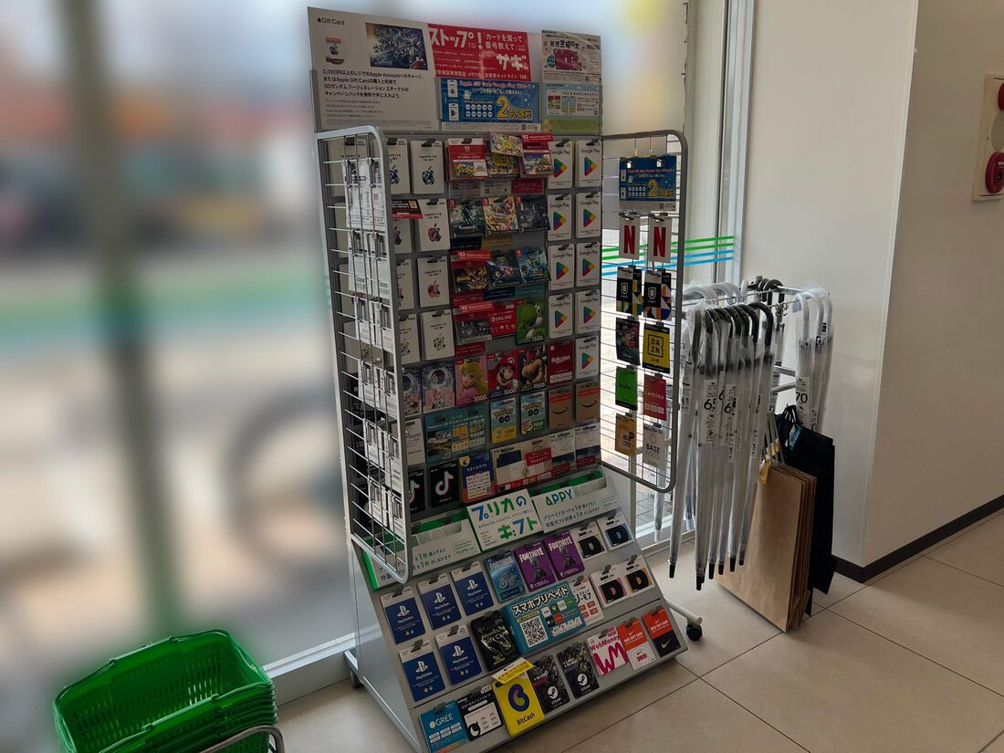 コンビニ店内のカードコーナーを探す