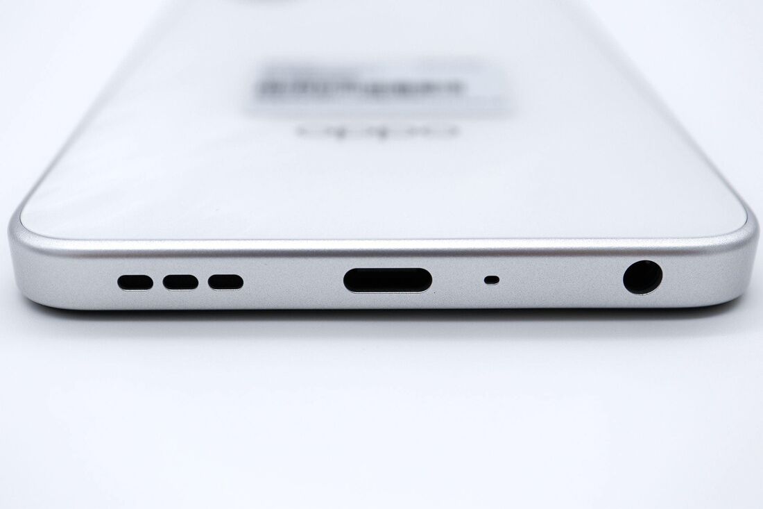 スピーカーはモノラルで左側にのみ搭載されている