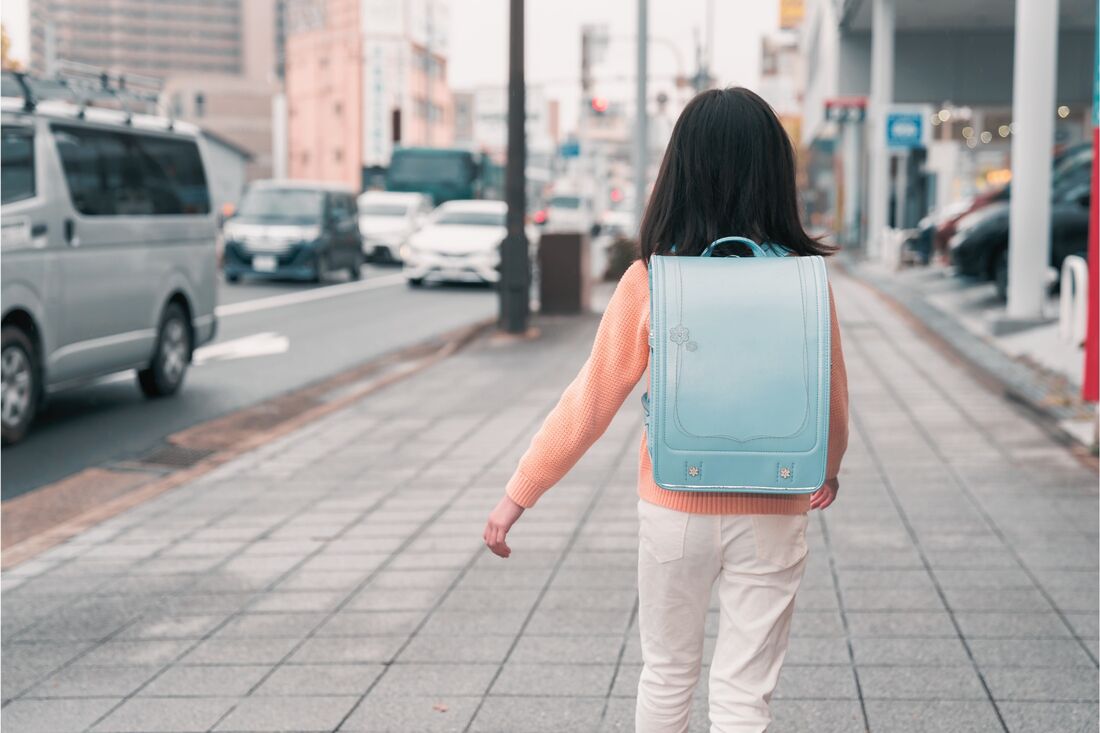 子供　後ろ姿　見守り