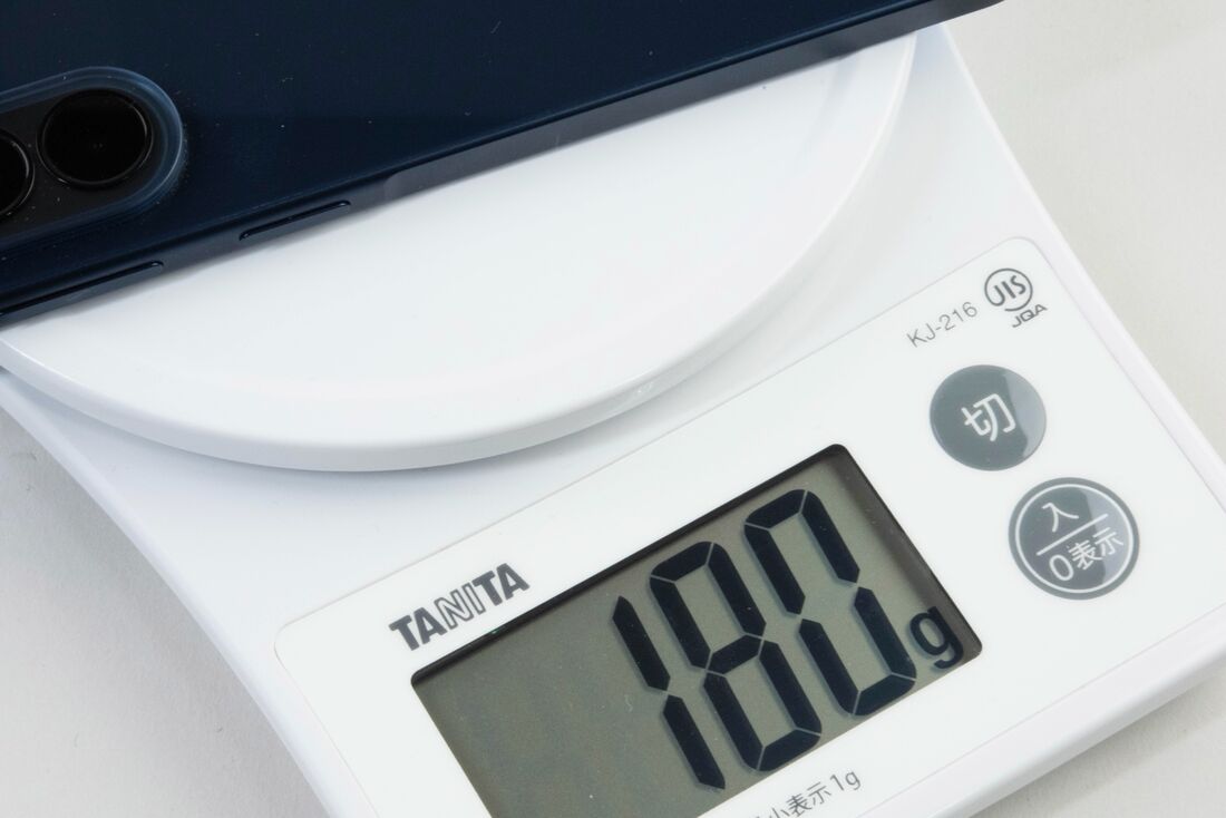 重量もカタログ値で179gと軽い