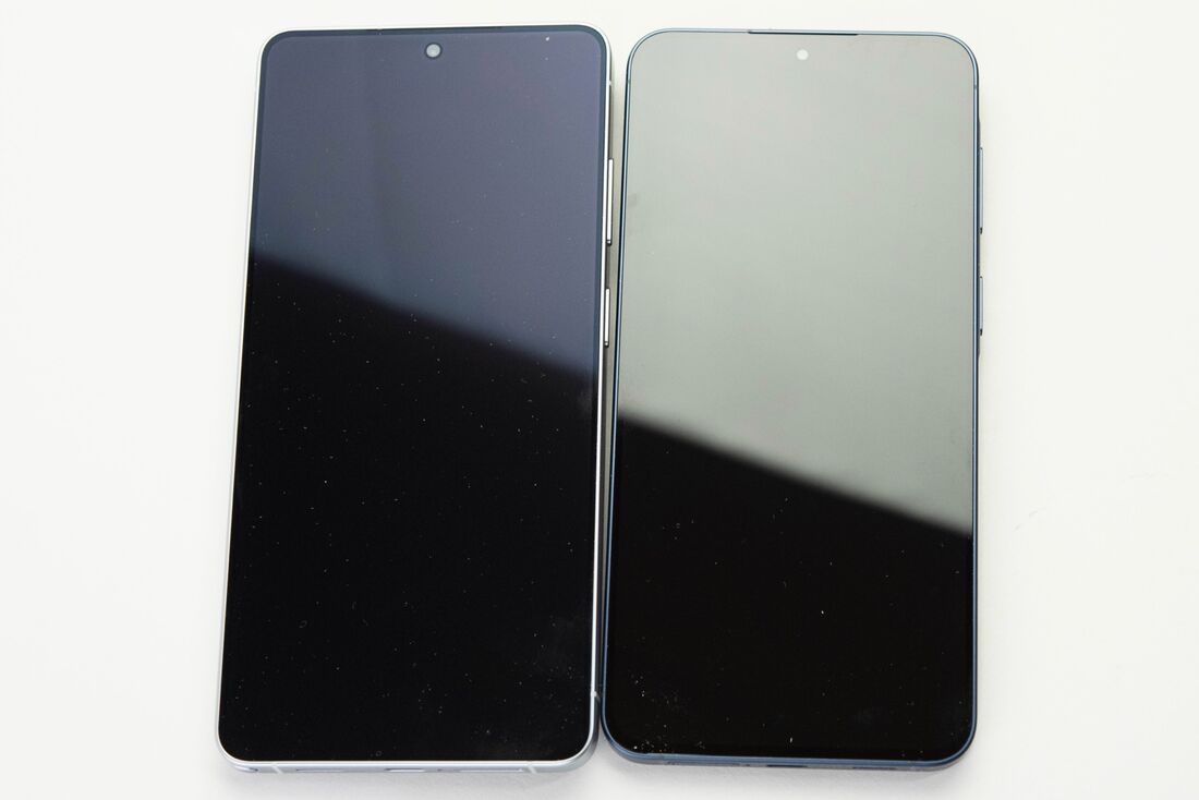 左のGalaxy S26 Ultraは反射防止コーティングが優れていて、電灯の写りこみが少ない