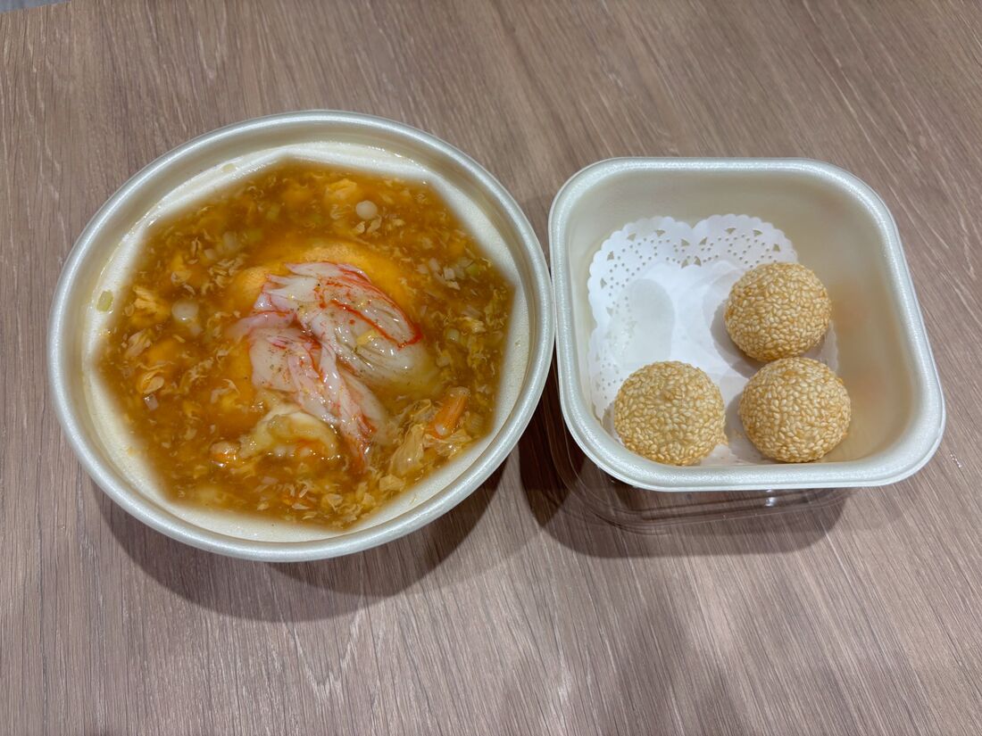 餃子の王将の「極王天津飯」（左）とごま団子（右）