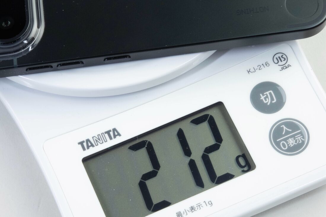 重量は210gと本体サイズを考えるとやや軽い