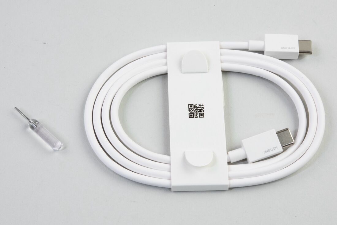 USBケーブルとピンもNothingらしいデザインが美しい