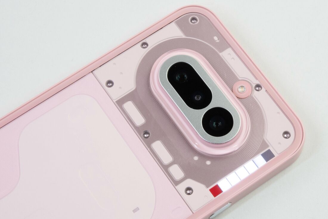 Phone(4a)は、Glyph Interfaceが縦に並ぶ