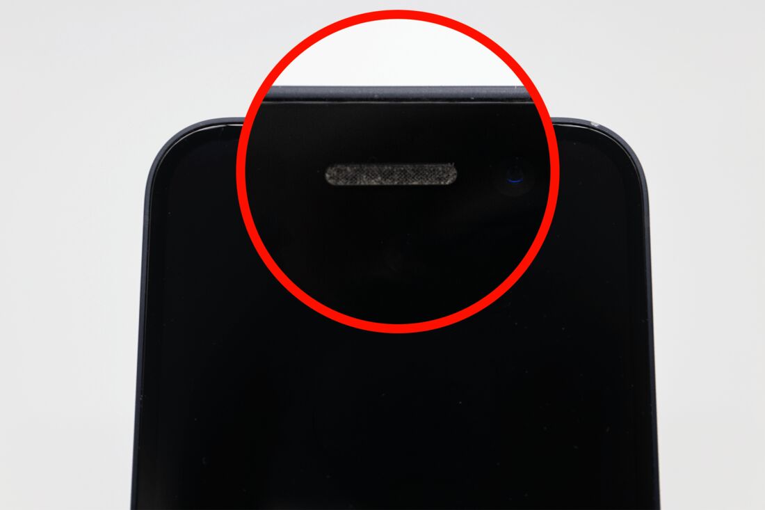 上部の受話スピーカーのメッシュ部分に汚れがたまっている
