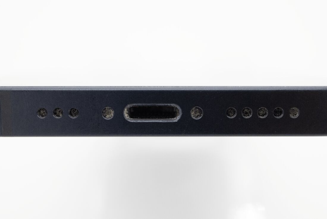 本体下部のスピーカー穴（左右）やLightning（充電）ポートの内部も汚れている