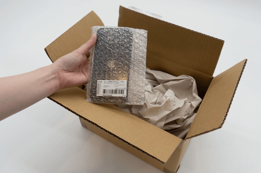 外箱や充電ケーブルなどの付属品はない