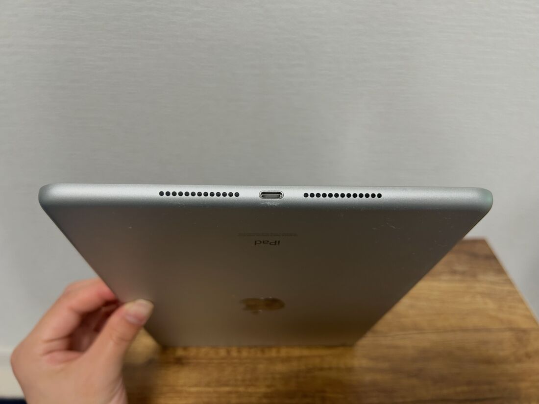 スピーカー付近に僅かな傷があった