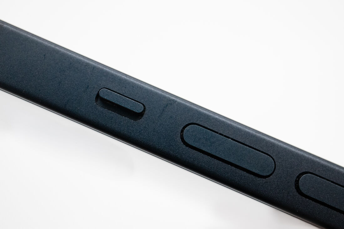 側面の音量ボタンやマナーモードスイッチ周辺