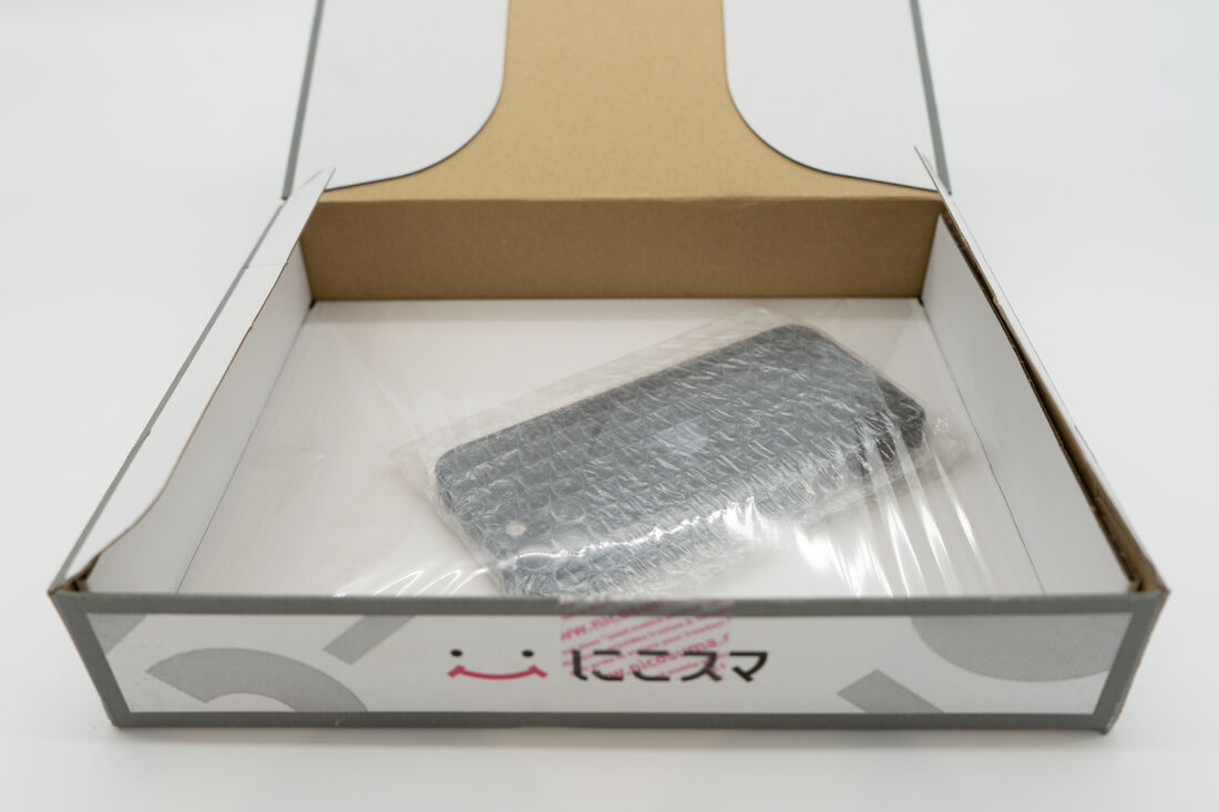 クッション材に包まれたiPhone本体。動かないように固定されている