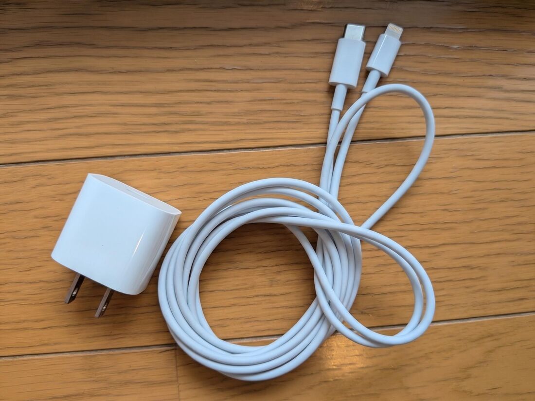 20W以上の電源アダプタ＋USB-C＆Lightningケーブルを使用