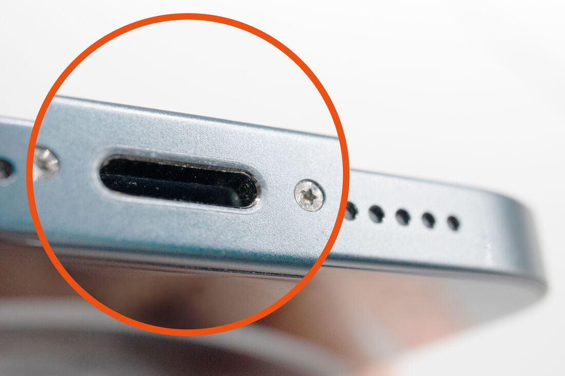 充電口（Lightning端子）にも詰まりや汚れはない