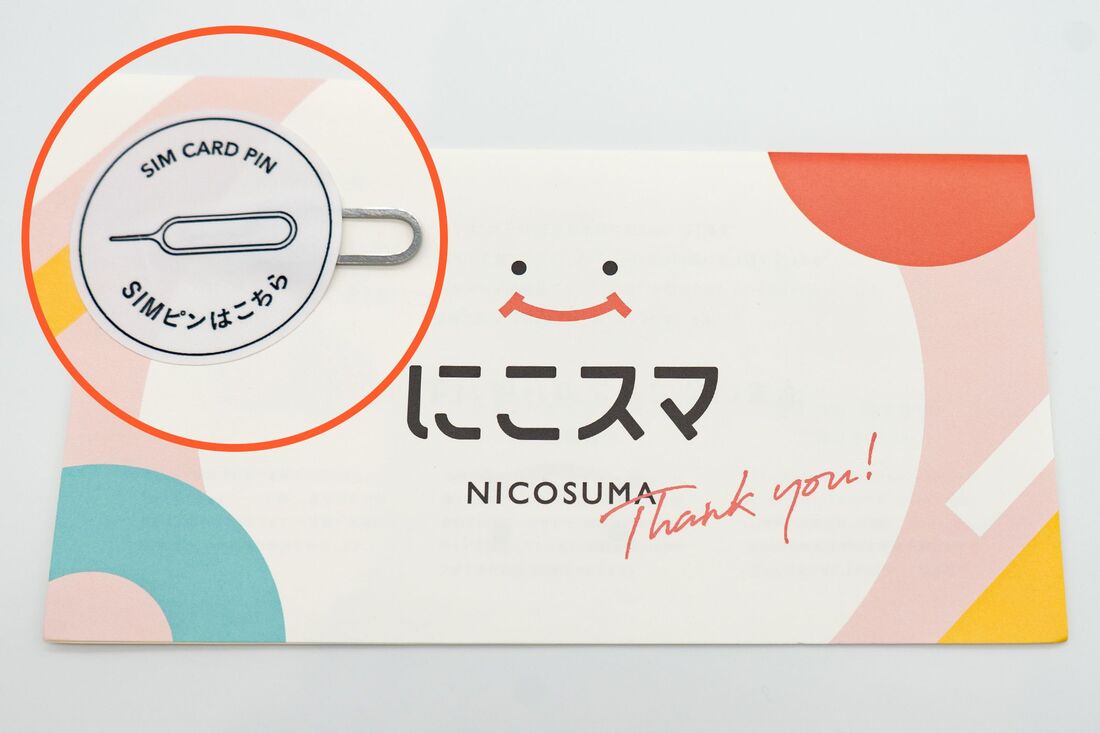 SIMピンがカードに貼り付けられている