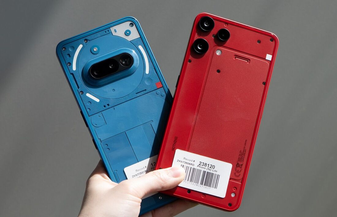 （左）Nothing Phone (3a) ／（右）Nothing Phone (3a)Lite