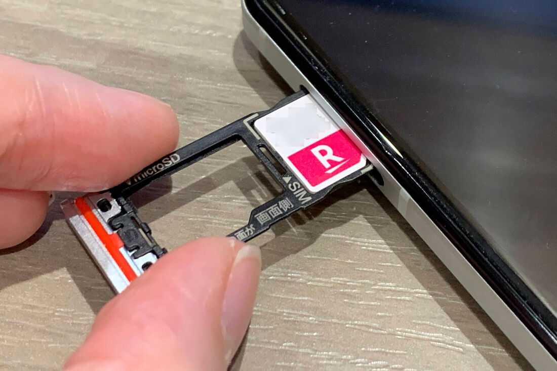 SIMカードを差し込むまで開通はできない