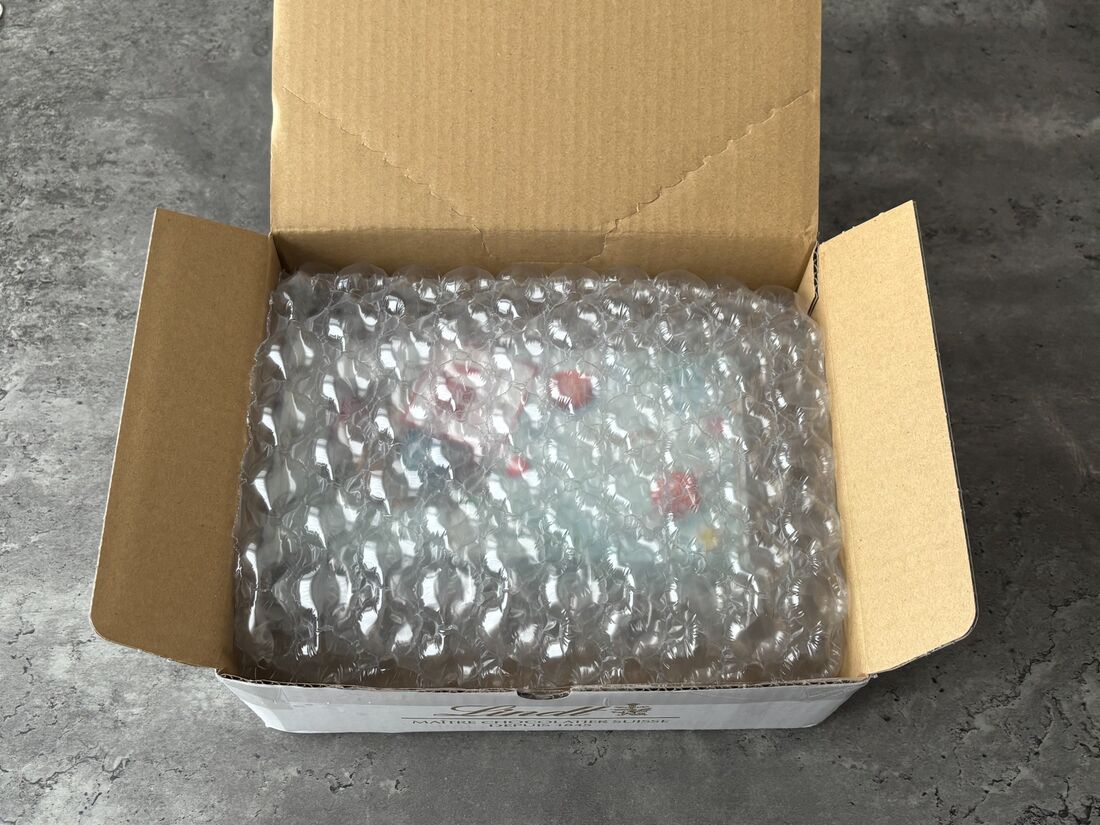 緩衝材の下に商品が入っていた